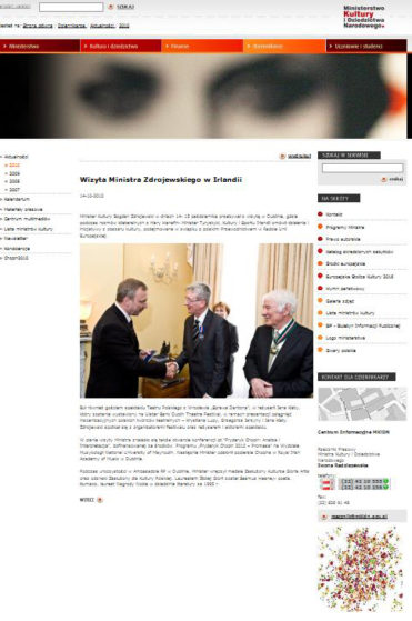 Polish Minister Bogdan Zdrojewski presents medals to Cathal McCabe and Seamus Heaney