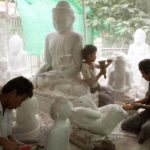 Men carves the Buddha statues
